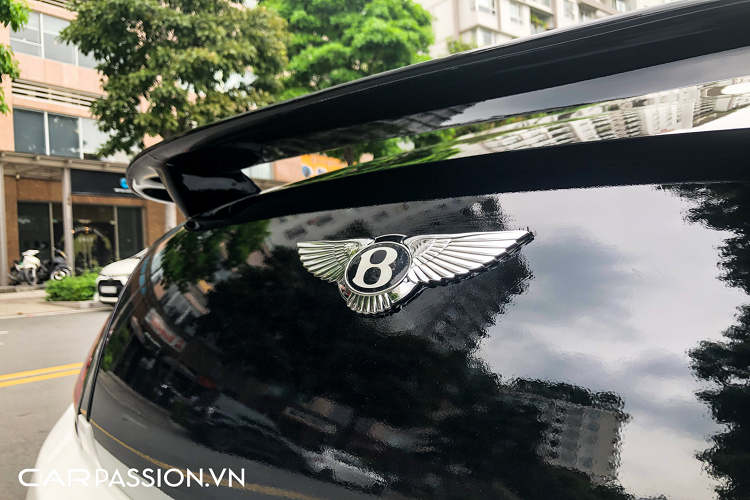 So với phiên bản nâng cấp toàn diện từ nhà độ nước Đức, chiếc Bentley Continental GT này lại không được chủ nhân trang bị thêm những tấm vè ốp widebody hay bộ mâm từ gói độ Hamann Imperator. Có thể nói, bộ bodykit mới giúp cho chiếc coupe Anh Quốc giữ lại được nét đẹp thanh lịch đặc trưng nhưng vẫn có đủ tính thể thao. Thêm vào đó, các chi tiết của Hamann không chỉ mang đến vẻ ngoài hiếu chiến hơn mà còn góp phần cải thiện tính khí động học của mẫu xe 2 cửa đắt giá.