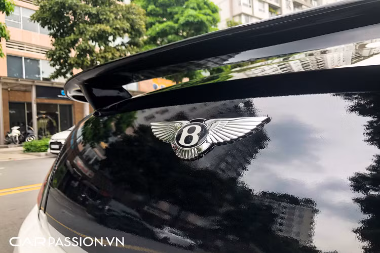 So với phiên bản nâng cấp toàn diện từ nhà độ nước Đức, chiếc Bentley Continental GT này lại không được chủ nhân trang bị thêm những tấm vè ốp widebody hay bộ mâm từ gói độ Hamann Imperator. Có thể nói, bộ bodykit mới giúp cho chiếc coupe Anh Quốc giữ lại được nét đẹp thanh lịch đặc trưng nhưng vẫn có đủ tính thể thao. Thêm vào đó, các chi tiết của Hamann không chỉ mang đến vẻ ngoài hiếu chiến hơn mà còn góp phần cải thiện tính khí động học của mẫu xe 2 cửa đắt giá.