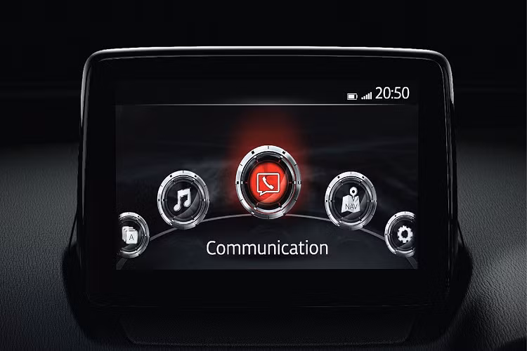 Hệ thống giải trí gồm màn hình cảm ứng 7 inch, hỗ trợ kết nối Mazda Connect, tương thích Apple CarPlay và Android Auto. Tất cả phiên bản của Mazda2 đều có camera lùi.