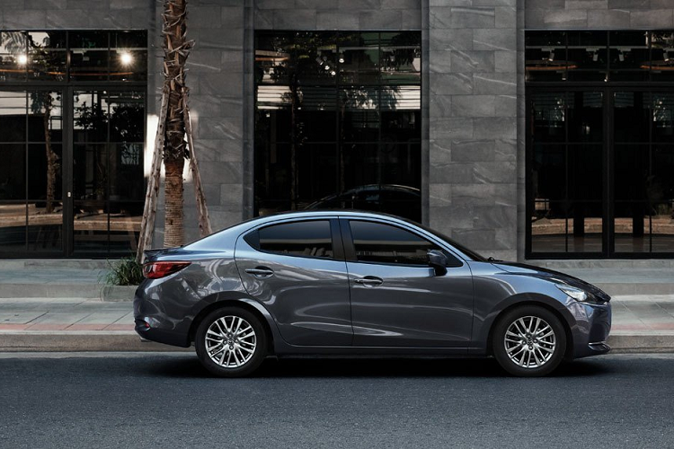 Phiên bản động cơ xăng SkyActiv-G 1.3L có công suất cực đại 93 mã lực và mô-men xoắn 122,5 Nm, mức tiêu thụ nhiên liệu trung bình đạt 4,3 lít/100 km. Cả 2 bản động cơ đều đạt tiêu chuẩn khí thải Euro5.