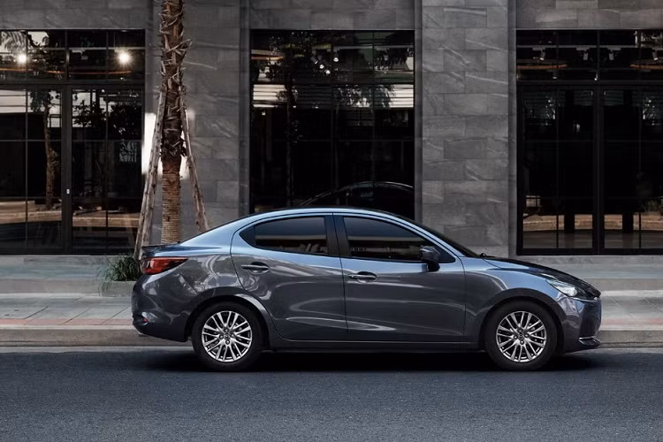 Phiên bản động cơ xăng SkyActiv-G 1.3L có công suất cực đại 93 mã lực và mô-men xoắn 122,5 Nm, mức tiêu thụ nhiên liệu trung bình đạt 4,3 lít/100 km. Cả 2 bản động cơ đều đạt tiêu chuẩn khí thải Euro5.