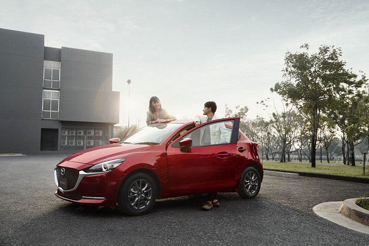 Mazda2 2021 vẫn có 2 biến thể sedan và hatchback, với 8 tùy chọn màu ngoại thất gồm đỏ, xám Machine, xám Polymetal, trắng, nâu, đen, trắng Ceramic Metallic và bạc. Phiên bản tiêu chuẩn là 1.3 E và 1.3 E Sport có giá 546.000 baht, phiên bản cao cấp nhất là XDL và XDL Sport có giá 799.000 baht.
