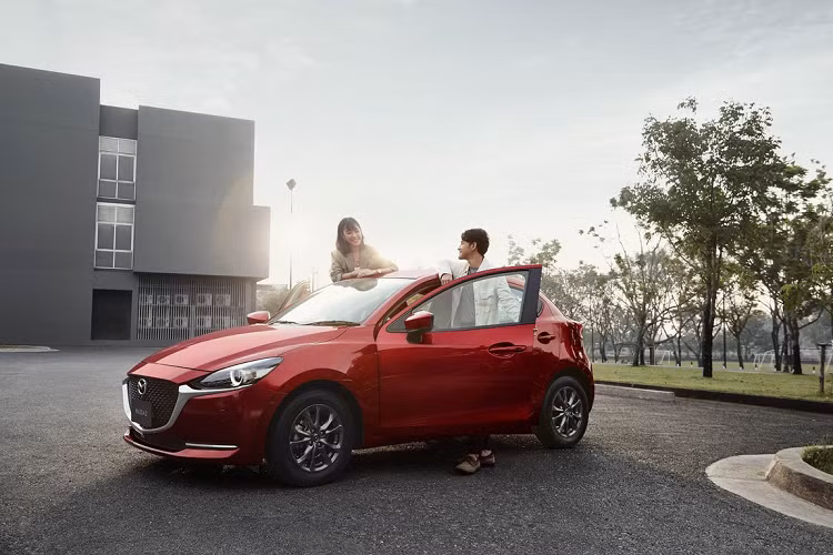 Mazda2 2021 vẫn có 2 biến thể sedan và hatchback, với 8 tùy chọn màu ngoại thất gồm đỏ, xám Machine, xám Polymetal, trắng, nâu, đen, trắng Ceramic Metallic và bạc. Phiên bản tiêu chuẩn là 1.3 E và 1.3 E Sport có giá 546.000 baht, phiên bản cao cấp nhất là XDL và XDL Sport có giá 799.000 baht.