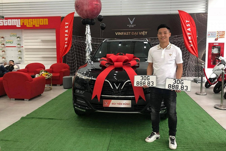 Đặc biệt, Bùi Tiến Dũng còn bấm được biển số khá đẹp cho chiếc ôtô mới của mình, đó là 30G-888.83. Theo quan niệm của người Việt Nam, số 8 được đọc chệch là "phát" nên mang lại sự phát đạt, tài lộc và may mắn cho chủ xe. Trong khi đó, số 3 lại có ý nghĩa là cầu tài lộc, may mắn và sức khỏe. Vì thế, không ít người đã tấm tắc khen biển số xe mà Bùi Tiến Dũng bấm cho chiếc VinFast LUX SA2.0 của mình.