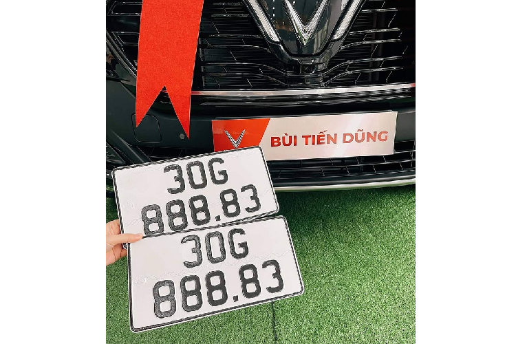 Hiện chưa rõ chiếc VinFast LUX SA2.0 của Bùi Tiến Dũng này thuộc phiên bản nào. Tại Việt Nam, dòng SUV cỡ trung này hiện có 3 phiên bản là tiêu chuẩn, Nâng cao và Cao cấp. Giá bán tương ứng của 3 phiên bản này là 1.290.700.000 đồng, 1.367.200.000 đồng và 1.528.000.000 đồng (đã bao gồm VAT). Là người nổi tiếng nên trung vệ Bùi Tiến Dũng có thể được mua xe với giá tốt hơn nữa.