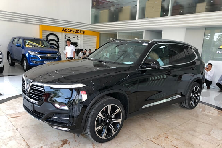 Lần đầu tiên ra mắt trong triển lãm ôtô Paris 2018 và chính thức có mặt trên thị trường Việt Nam từ năm 2019, VinFast LUX A2.0 hiện là lựa chọn của không ít khách hàng trong nước. Thậm chí, trong tháng 9/2020, mẫu SUV cỡ trung này còn từng lần đầu tiên lọt vào danh sách 10 xe bán chạy nhất tại thị trường Việt Nam.