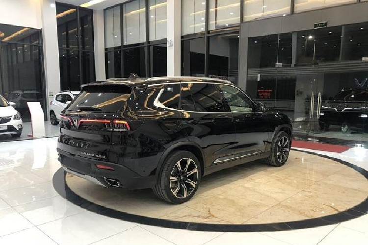 Nguồn cung cấp sức mạnh cho xe là khối động cơ BMW N20 với 4 xi-lanh, tăng áp, dung tích 2.0L, sản sinh công suất tối đa 228 mã lực tại tua máy 5.000 - 6.000 vòng/phút và mô-men xoắn cực đại 350 Nm tại tua máy 1.750 - 4.500 vòng/phút. Sức mạnh được truyền tới bánh thông qua hộp số tự động ZF 8 cấp. Ở bản cao cấp, xe sẽ dùng hệ dẫn động 4 bánh. Trước Bùi Tiến Dũng, đã có không ít sao Việt cũng chọn mua xe VinFast.