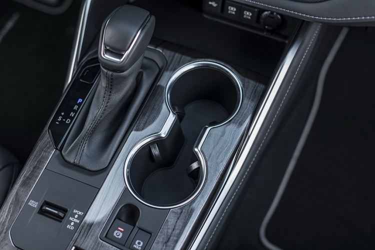 Highlander 2021 có các chế độ lái Eco, Normal, Sport và Trail, có thể hoạt động trong chế độ thuần điện. Toyota cũng trang bị hộp số CVT được nâng cấp, cho tỷ lệ truyền động tối ưu hơn, tăng khả năng tiết kiệm nhiên liệu và êm ái.