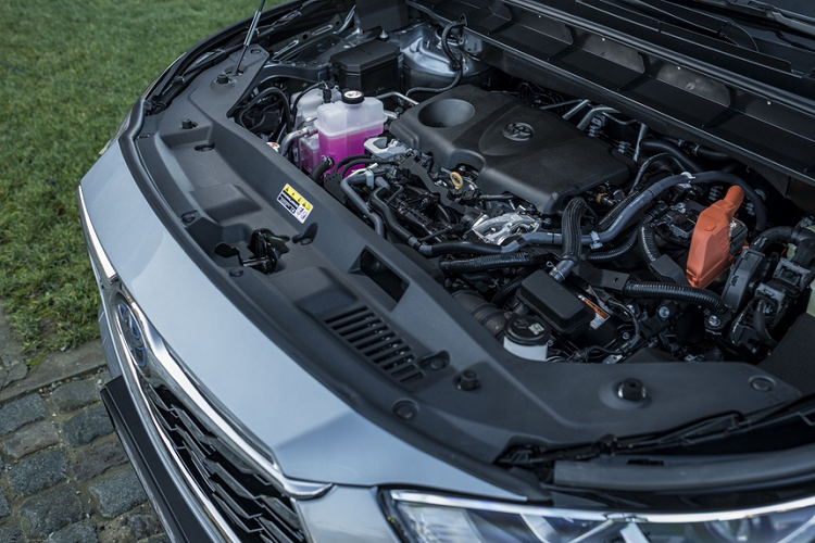 Khác với Bắc Mỹ, Highlander 2021 tại châu Âu có duy nhất phiên bản động cơ hybrid, gồm động cơ xăng 2.5L và mô-tơ điện đặt ở phía sau. Năng lượng điện được dự trữ trong gói pin Nickel-Metal Hydride đặt phía dưới hàng ghế thứ 2.