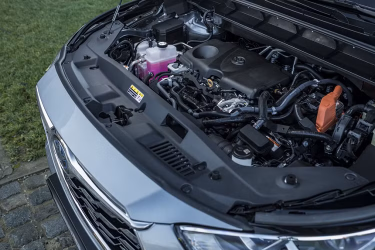 Khác với Bắc Mỹ, Highlander 2021 tại châu Âu có duy nhất phiên bản động cơ hybrid, gồm động cơ xăng 2.5L và mô-tơ điện đặt ở phía sau. Năng lượng điện được dự trữ trong gói pin Nickel-Metal Hydride đặt phía dưới hàng ghế thứ 2.