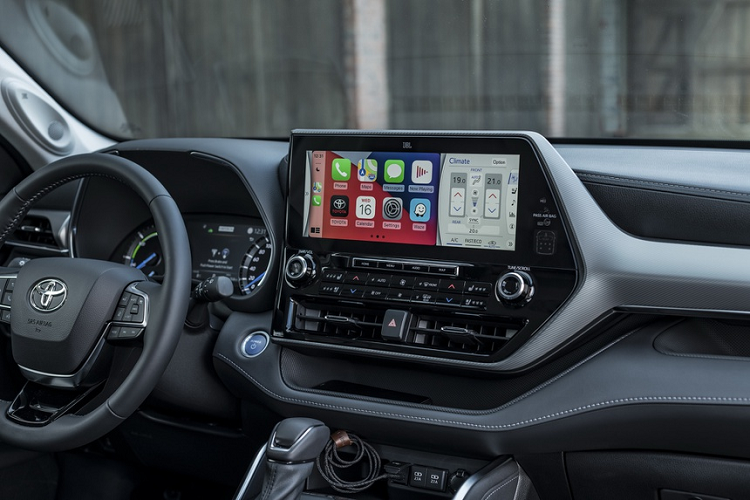 Phiên bản cao cấp hơn được trang bị hệ thống đèn LED projector tích hợp rửa đèn, mâm hợp kim 20 inch, cốp mở điện, đèn nền màu xanh. Ngoài ra, Toyota còn cung cấp gói tùy chọn cửa sổ trời cỡ lớn, màn hình thông tin giải trí 12,3 inch tích hợp định vị qua vệ tinh, dàn âm thanh JBL 11 loa công suất 1.200 W...