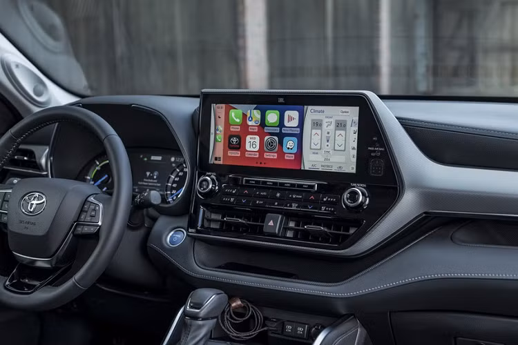 Phiên bản cao cấp hơn được trang bị hệ thống đèn LED projector tích hợp rửa đèn, mâm hợp kim 20 inch, cốp mở điện, đèn nền màu xanh. Ngoài ra, Toyota còn cung cấp gói tùy chọn cửa sổ trời cỡ lớn, màn hình thông tin giải trí 12,3 inch tích hợp định vị qua vệ tinh, dàn âm thanh JBL 11 loa công suất 1.200 W...