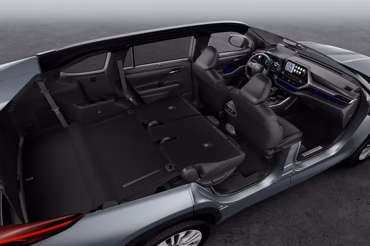 Toyota Highlander thế hệ thứ 4 cũng tăng sự yên tĩnh cho ca-bin với kính lái và kính trước cách âm. Sàn, vòm bánh, mui xe cũng được cải thiện khả năng cách âm.