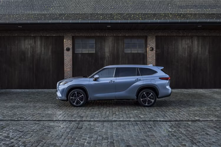 Ở thế hệ mới, Highlander có khoang ca-bin thực dụng với hàng ghế thứ 2 có thể di chuyển 180 mm. Khoang hành lý có dung tích tiêu chuẩn khoảng 660 lít và có thể mở rộng đến 1.900 lít nếu gập hàng ghế thứ 2 và thứ 3.