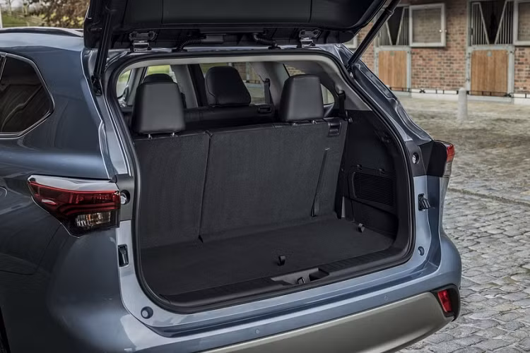 Toyota Highlander 2021 thuộc thế hệ thứ 4, được ra mắt tại triển lãm New York Auto Show 2019. Highlander thế hệ mới được xây dựng trên nền tảng Toyota New Global Architecture với kích thước dài x rộng x cao lần lượt là 4.950 x 1.930 x 1.730 (mm), chiều dài cơ sở đạt 2.850 mm.