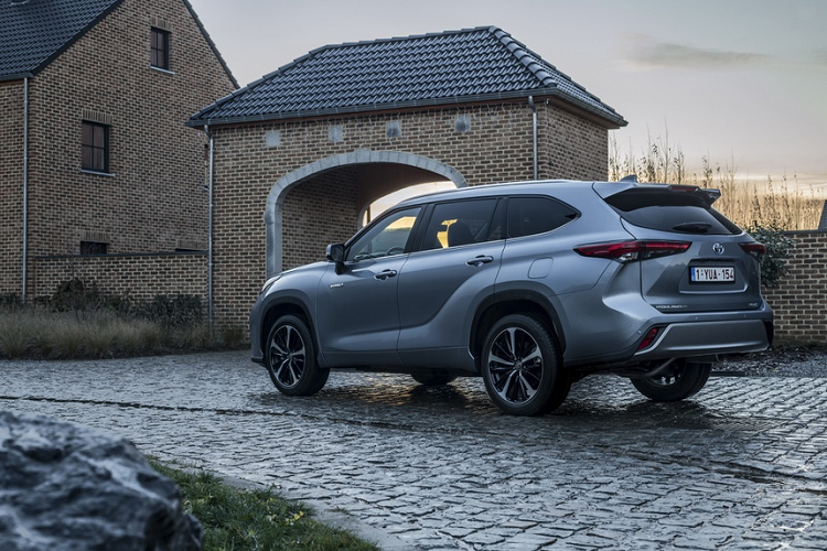 Động cơ hybrid trên Highlander 2021 cho ra công suất 244 mã lực, giúp xe tăng tốc 0-100 km/h trong 8,3 giây và có vận tốc tối đa 180 km/h. Theo Toyota, mẫu SUV này có thể đạt vận tốc 125 km/h ở chế độ thuần điện.