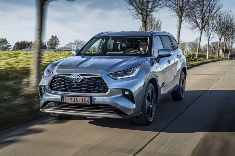 Toyota vừa giới thiệu chiếc Highlander thế hệ mới tại châu Âu. Đây là lần đầu tiên mẫu SUV 7 chỗ có mặt tại lục địa già. Toyota Highlander 2021 mới được định vị cao hơn RAV4. Toyota mang Highlander đến châu Âu nhằm mở rộng thị phần SUV của hãng tại khu vực này.