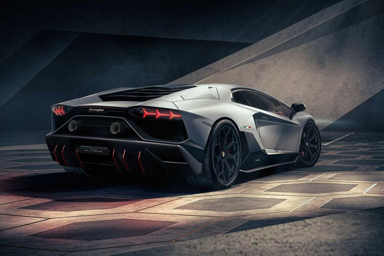 Như vậy, phiên bản này mạnh hơn 39 mã lực so với Lamborghini Aventador S và 10 mã lực so với Aventador SVJ. Nói cách khác, đây chính là mẫu siêu xe thương mại dùng động cơ V12 và không có mô-tơ điện mạnh nhất từ trước đến nay của thương hiệu Lamborghini. Ngoài động cơ mạnh hơn, Lamborghini Aventador LP 780-4 Ultimae còn sở hữu trọng lượng khô chỉ 1.550 kg, nhẹ hơn 25 kg so với Aventador S. Nhờ đó, siêu xe này có tỷ lệ trọng lượng/công suất 1,98 kg/mã lực giống Lamborghini Aventador SVJ.