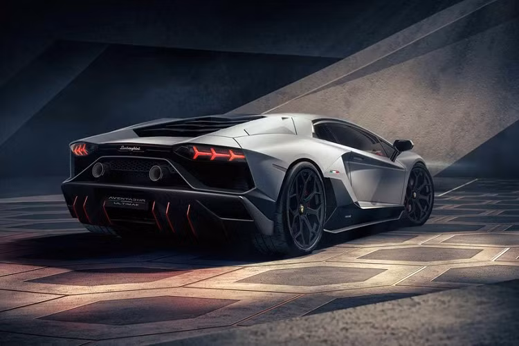Như vậy, phiên bản này mạnh hơn 39 mã lực so với Lamborghini Aventador S và 10 mã lực so với Aventador SVJ. Nói cách khác, đây chính là mẫu siêu xe thương mại dùng động cơ V12 và không có mô-tơ điện mạnh nhất từ trước đến nay của thương hiệu Lamborghini. Ngoài động cơ mạnh hơn, Lamborghini Aventador LP 780-4 Ultimae còn sở hữu trọng lượng khô chỉ 1.550 kg, nhẹ hơn 25 kg so với Aventador S. Nhờ đó, siêu xe này có tỷ lệ trọng lượng/công suất 1,98 kg/mã lực giống Lamborghini Aventador SVJ.