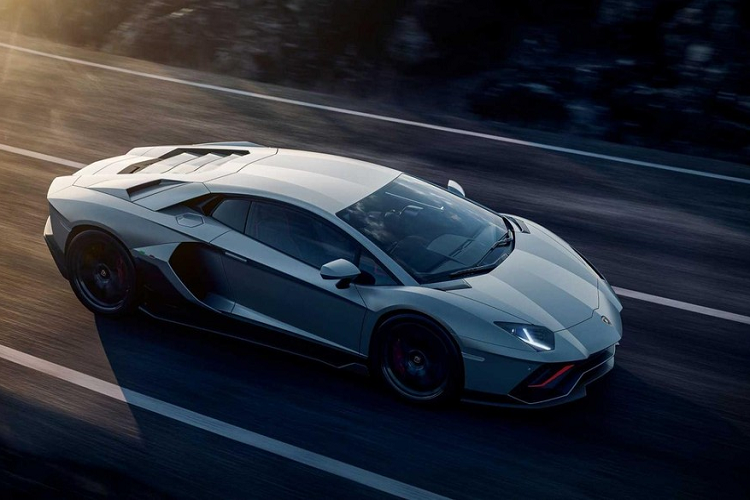 Thêm vào đó là 4 chế độ lái, bao gồm Strada, Sport, Corsa và with Ego. Về thiết kế, Lamborghini Aventador LP 780-4 Ultimae giống như đứa con chung của Aventador S và Aventador SVJ với những điểm nhấn nổi bật như cản trước đi kèm bộ chẻ khí, hốc gió trên đầu xe cũng như nắp ca-pô hay cánh gió đuôi cỡ lớn phía sau. Ngoài ra, Lamborghini Aventador LP 780-4 Ultimae còn có ống xả đặt khá cao và bộ khuếch tán gió bằng sợi carbon.