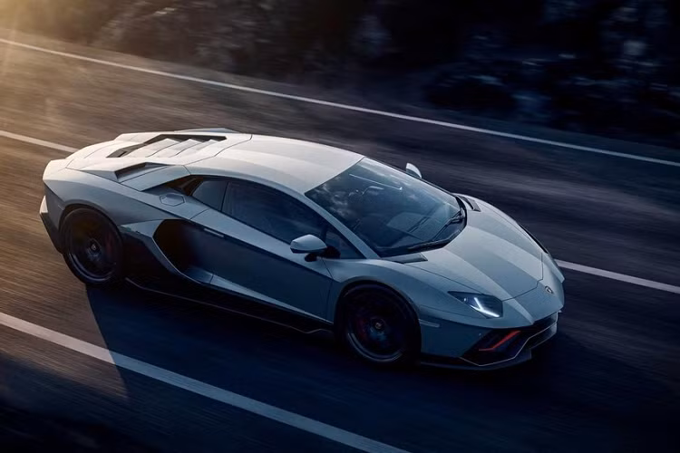 Thêm vào đó là 4 chế độ lái, bao gồm Strada, Sport, Corsa và with Ego. Về thiết kế, Lamborghini Aventador LP 780-4 Ultimae giống như đứa con chung của Aventador S và Aventador SVJ với những điểm nhấn nổi bật như cản trước đi kèm bộ chẻ khí, hốc gió trên đầu xe cũng như nắp ca-pô hay cánh gió đuôi cỡ lớn phía sau. Ngoài ra, Lamborghini Aventador LP 780-4 Ultimae còn có ống xả đặt khá cao và bộ khuếch tán gió bằng sợi carbon.