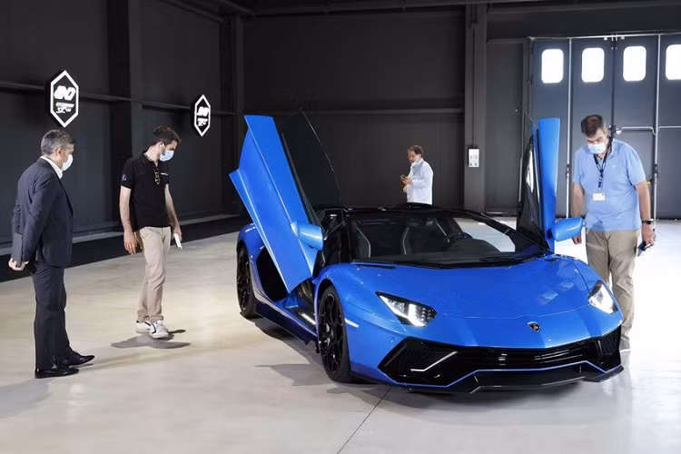 Nội thất của xe được bọc da và Alcantara đồng thời được áp dụng 3 màu như ngoại thất. Trên ghế xuất hiện họa tiết hình chữ "Y" dành riêng cho mẫu xe này. Trong khi đó, chiếc Lamborghini Aventador LP 780-4 Ultimae Roadster trong ảnh của hãng được sơn màu xanh dương Blu Tawaret phối xanh dương Blu Nethuns với nóc bằng sợi carbon màu đen bóng. Dự kiến, Lamborghini Aventador LP 780-4 Ultimae sẽ chính thức ra mắt công chúng trong sự kiện Goodwood Festival of Speed 2021 diễn ra từ ngày hôm nay đến hết ngày 11/7. Hiện giá bán của siêu xe này vẫn chưa được hé lộ.