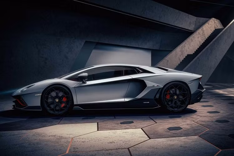 Theo hãng siêu xe Ý, Lamborghini Aventador LP 780-4 Ultimae ra đời nhằm "vinh danh mẫu siêu xe thể thao V12 biểu tượng". Phiên bản này sẽ có cả kiểu dáng coupe lẫn mui trần với số lượng sản xuất giới hạn. Theo đó, Lamborghini Aventador LP 780-4 Ultimae Coupe sẽ có 350 chiếc xuất xưởng và con số tương ứng của phiên bản mui trần Roadster là 250 chiếc.