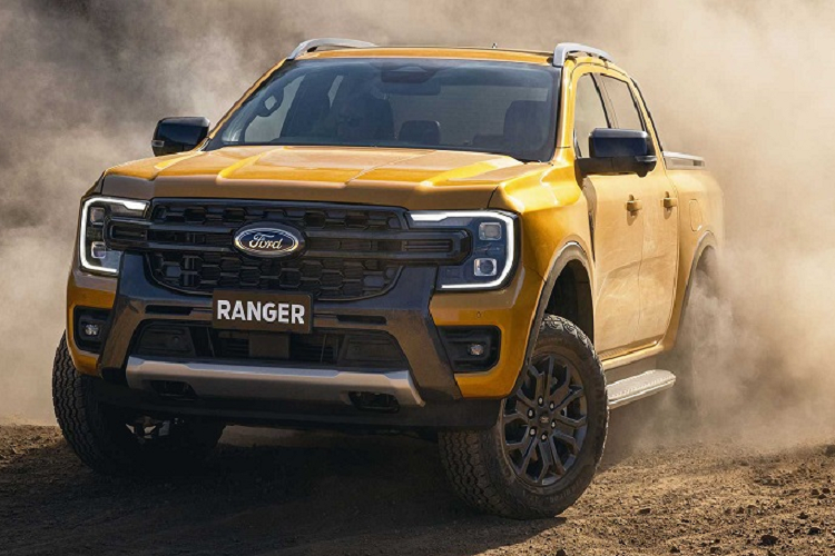 Về sức mạnh, Ford Everest 2022 được dự đoán sẽ chia sẻ chung cấu hình động cơ với Ranger thế hệ mới, bao gồm máy dầu tăng áp 4 xy-lanh 2.0L và đặc biệt là tùy chọn máy dầu tăng áp V6 3.0L.