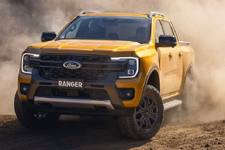 Về sức mạnh, Ford Everest 2022 được dự đoán sẽ chia sẻ chung cấu hình động cơ với Ranger thế hệ mới, bao gồm máy dầu tăng áp 4 xy-lanh 2.0L và đặc biệt là tùy chọn máy dầu tăng áp V6 3.0L.