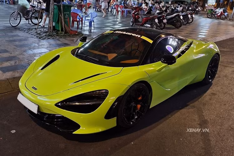Về nước vào cuối năm 2017, chiếc Mclaren 720S hàng hiếm trong bài viết này thuộc bản Launch Edition chỉ có 400 chiếc trên toàn thế giới. Ban đầu, xe có nước sơn nguyên bản màu trắng Glacier White cùng bộ mâm 5 chấu dạng ngôi sao và cùm phanh màu xám.