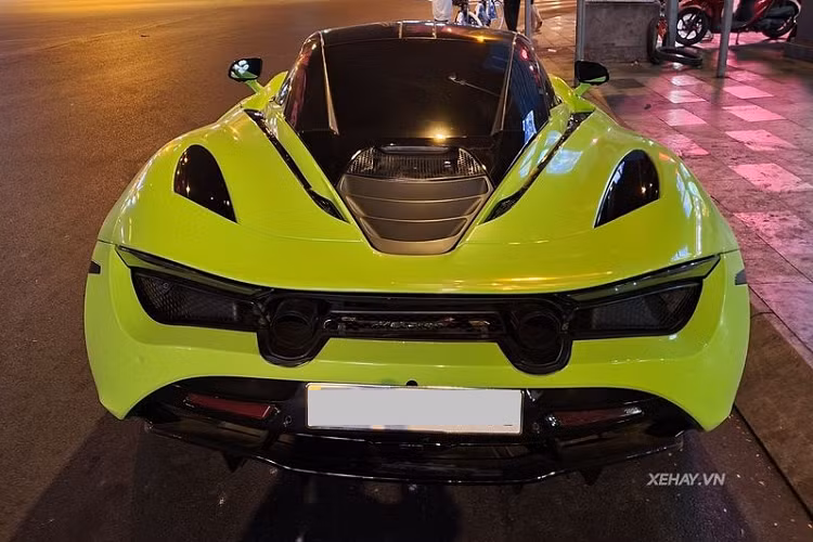Tuy nhiên, sau đó siêu xe Mclaren 720S này thường xuyên được "thay áo" bằng phương pháp dán decal, bao gồm các màu xám, đen nhám, trắng - đen, xanh dương và đỏ - đen.