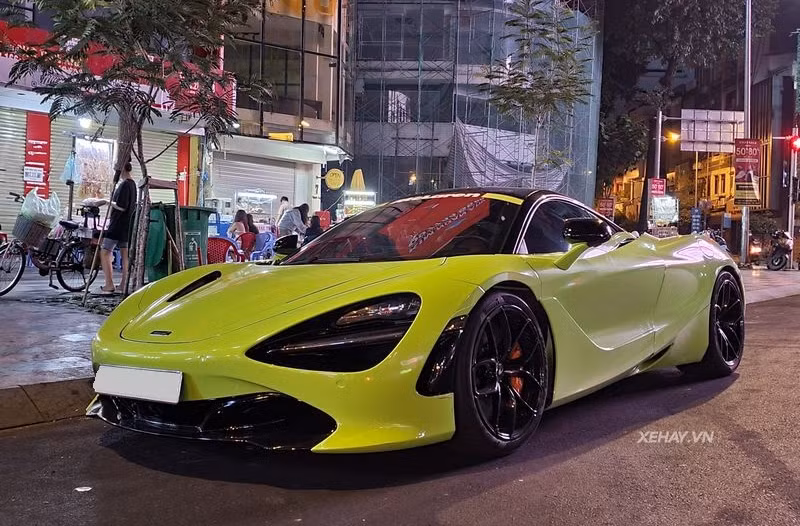 Gần đây nhất, xe tiếp tục gây ấn tượng khi đổi sang màu xanh nõn chuối bắt mắt, khác biệt hẳn với những chiếc 720S còn lại ở Việt Nam. Hiện tại chiếc xe được trang bị bộ mâm 5 chấu hình bông hoa của 720S Spider, kết hợp kẹp phanh màu cam nổi bật.