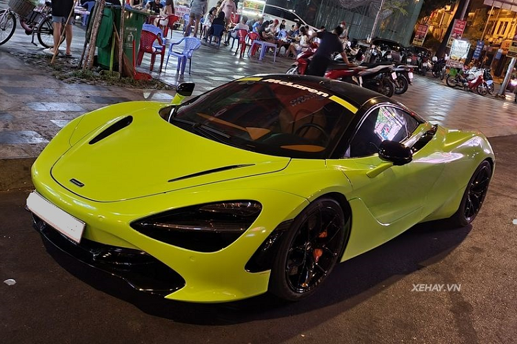 McLaren 720S đầu tiên về Việt Nam thuộc cấu hình Luxury, vì vậy, xe có nhiều chi tiết được làm từ vật liệu Dark Palladium, có thể kể đến như khe hút gió trước, hốc gió nhỏ ở hông xe, khe thoát khí trên nắp ca-pô, hốc đèn pha, bộ khuếch tán sau...