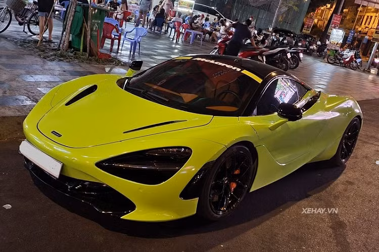 McLaren 720S đầu tiên về Việt Nam thuộc cấu hình Luxury, vì vậy, xe có nhiều chi tiết được làm từ vật liệu Dark Palladium, có thể kể đến như khe hút gió trước, hốc gió nhỏ ở hông xe, khe thoát khí trên nắp ca-pô, hốc đèn pha, bộ khuếch tán sau...