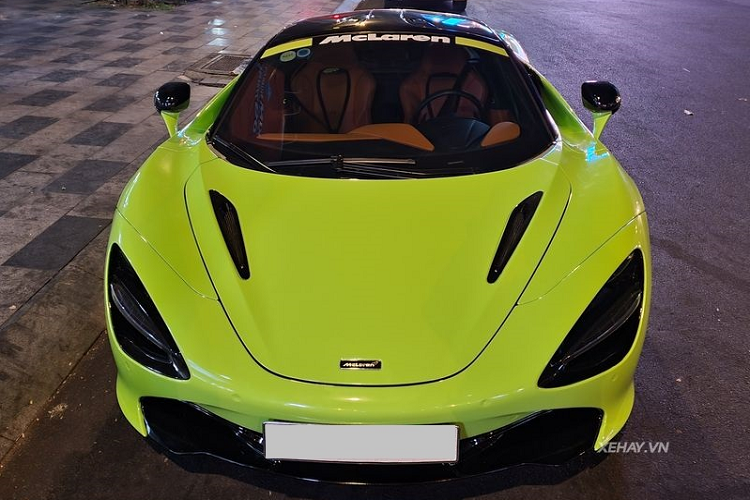 Ở bên trong, chiếc McLaren 720S này đã được bọc lại toàn bộ nội thất với tông cam Hermers sau một thời gian dùng màu nâu da bò, giúp siêu xe Anh Quốc thêm độc đáo và đẳng cấp.