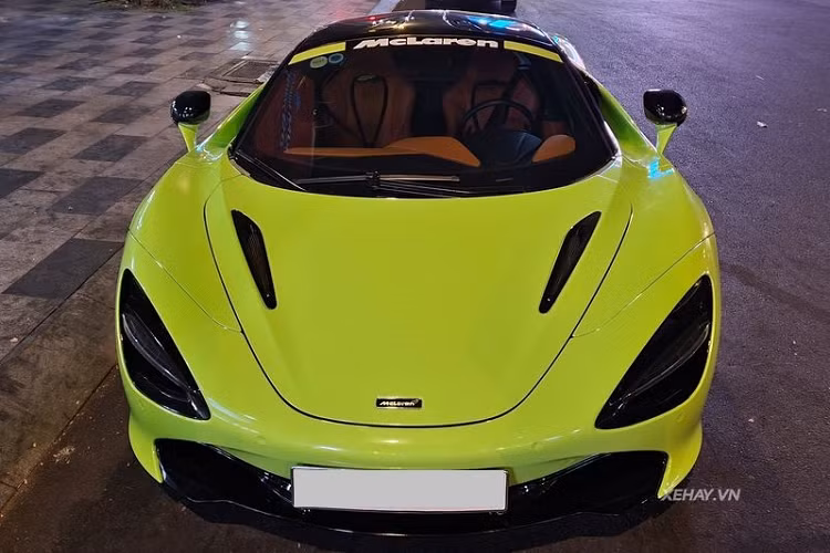 Ở bên trong, chiếc McLaren 720S này đã được bọc lại toàn bộ nội thất với tông cam Hermers sau một thời gian dùng màu nâu da bò, giúp siêu xe Anh Quốc thêm độc đáo và đẳng cấp.
