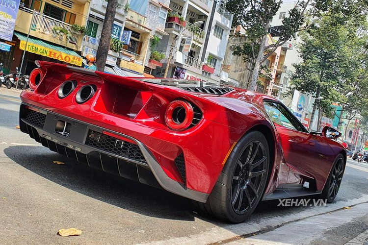 Về kiểu dáng, Ford GT nổi bật với thiết kế khỏe khoắn, mạnh mẽ với cụm đèn pha LED cá tính, bộ cửa cánh bướm đẹp mắt và phần đuôi thể thao, ống xả kép hình tròn và cánh gió đuôi cỡ lớn.
