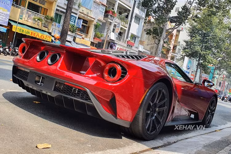 Về kiểu dáng, Ford GT nổi bật với thiết kế khỏe khoắn, mạnh mẽ với cụm đèn pha LED cá tính, bộ cửa cánh bướm đẹp mắt và phần đuôi thể thao, ống xả kép hình tròn và cánh gió đuôi cỡ lớn.