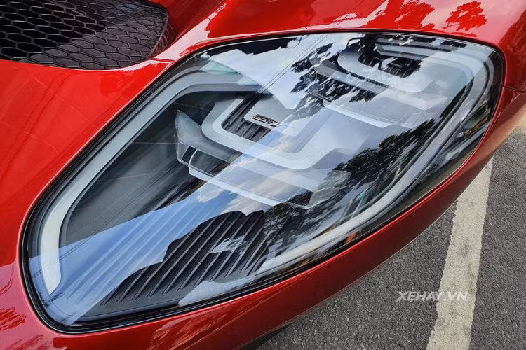 Chiếc Ford GT đầu tiên tại Việt Nam sở hữu màu sơn đỏ mận Liquid Red vô cùng quyến rũ, giúp làm tôn lên từng đường nét thân xe, đi kèm còn có bộ tem thể thao, mâm xe bằng sợi carbon và hệ thống phanh hiệu năng cao của Brembo.