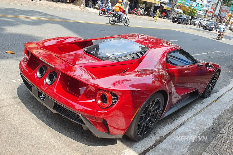 Bên cạnh mức giá xe Ford GT cao ngất ngưởng, chiếc xe còn gây ấn tượng bởi hệ truyền động "cực khủng", siêu xe thể thao Mỹ được trang bị động cơ tăng áp kép EcoBoost V6 3.5L sản sinh công suất 656 mã lực và mô-men xoắn cực đại 746 Nm.