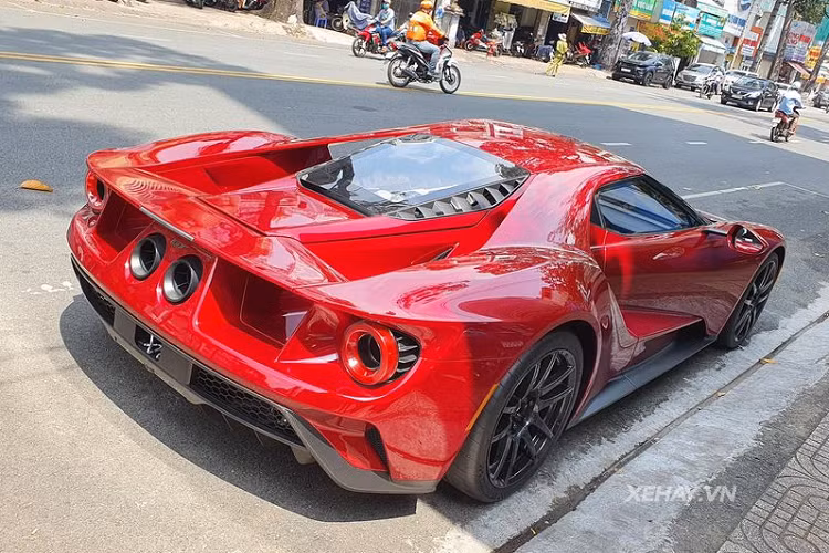 Bên cạnh mức giá xe Ford GT cao ngất ngưởng, chiếc xe còn gây ấn tượng bởi hệ truyền động "cực khủng", siêu xe thể thao Mỹ được trang bị động cơ tăng áp kép EcoBoost V6 3.5L sản sinh công suất 656 mã lực và mô-men xoắn cực đại 746 Nm.