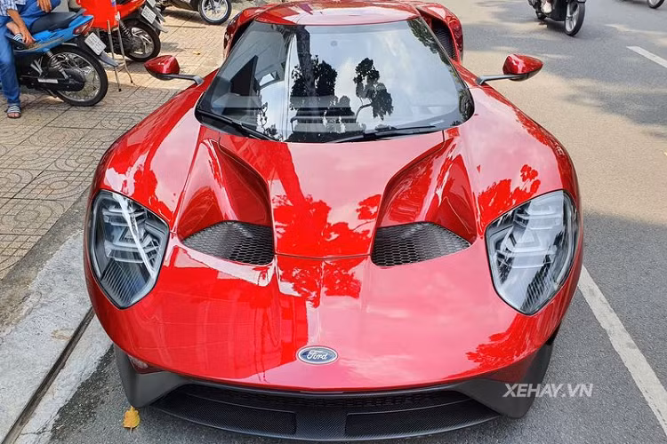 Gầm bệ Ford GT có kết cấu bằng sợi carbon và nhôm giúp trọng lượng của xe giảm bớt đáng kể.