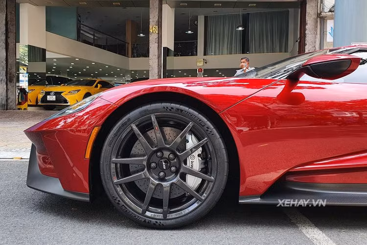 Xe có trọng lượng 1.534 kg. Một trong những điểm nổi bật của mẫu xe này phải kể tới cấu trúc khoang lái của xe được làm từ sợi carbon cùng cách bố trí trọng lượng giữa hai cầu trước/sau đạt lần lượt 43% và 57%.