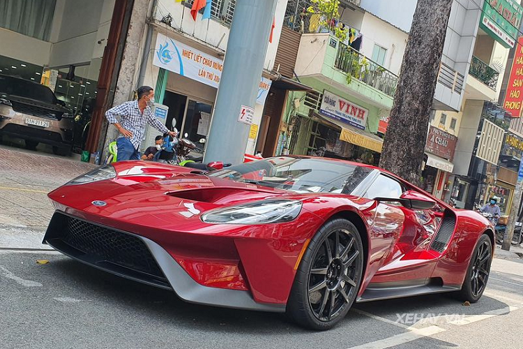 Tại thời điểm ra mắt, Ford GT có giá niêm yết hơn 400.000 USD (khoảng 9 tỷ đồng) nhưng từ lâu trên thị trường xe cũ ở Mỹ, siêu xe này đã có giá vượt mốc 1 triệu USD (khoảng 23 tỷ đồng), giá xe Ford GT tại Việt Nam nhiều người dự đoán không dưới 35 tỷ đồng. Trên thế giới, chỉ có tổng cộng 250 chiếc GT được xuất xưởng.