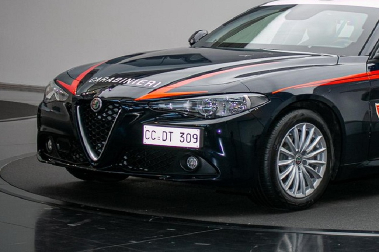 Ở phương diện máy móc, nó được trang bị động cơ tăng áp 4 xi-lanh dung tích 2.0 lít, sản sinh 200 mã lực và kết hợp với một hộp số tự động 8 cấp.