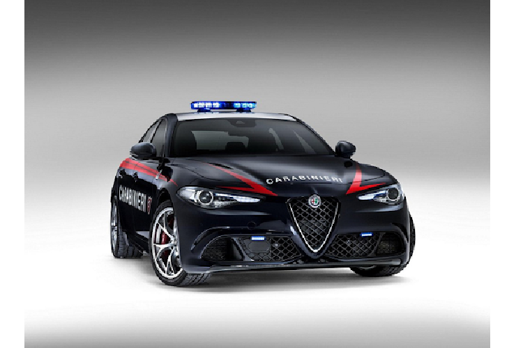 Chiếc xe Alfa Romeo Giulia thế hệ mới này mang trên mình lớp sơn dành riêng cho lực lượng Carabineri với thân màu xanh đậm, nóc trắng và điểm nhấn màu đỏ.