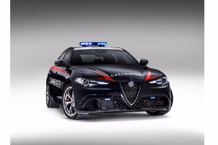 Chiếc xe Alfa Romeo Giulia thế hệ mới này mang trên mình lớp sơn dành riêng cho lực lượng Carabineri với thân màu xanh đậm, nóc trắng và điểm nhấn màu đỏ.