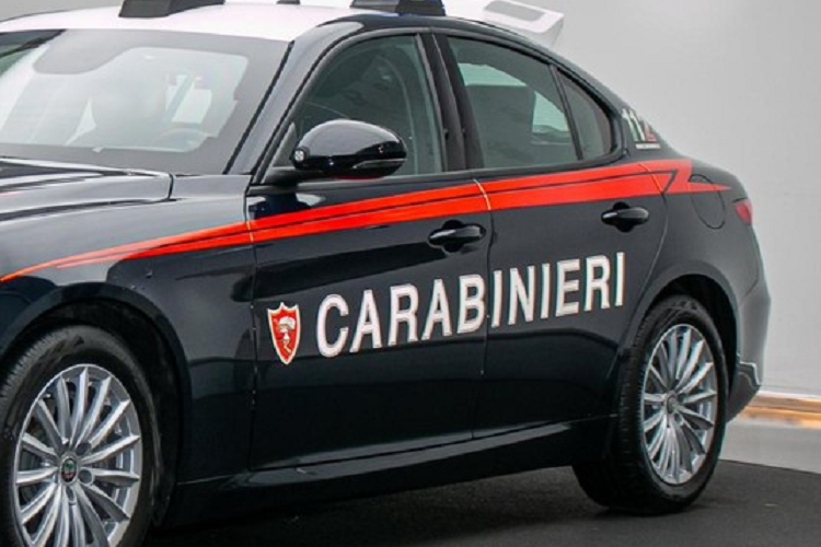Alfa Romeo đã cung cấp xe cho Carabinieri kể từ năm 1951, khi mẫu 1900 M Matta đi vào phục vụ, sau đó là 1900 Sedan trong năm 1952. Theo thời gian, họ đã cung cấp rất nhiều mẫu xe khác cho lực lượng cảnh sát địa phương, bao gồm 90, 75, 155, 156 và 159 (mẫu xe tiền nhiệm của Giulia hiện đại).