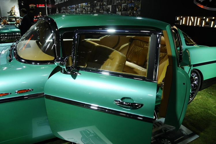 Tổng thể dáng vẻ, các cửa gió, phần trang trí nắp capô xe, cũng như hình dạng của điểm nhấn mạ crôm dọc theo bên sườn của Monterey đều cho thấy rằng nó chủ yếu lấy cảm hứng từ mẫu Buick Roadmaster 1957. Trong khi đó, chi tiết đèn pha hai nòng lại cho thấy ảnh hưởng từ một trong những mẫu xe khác của GM ở cùng thời đại.