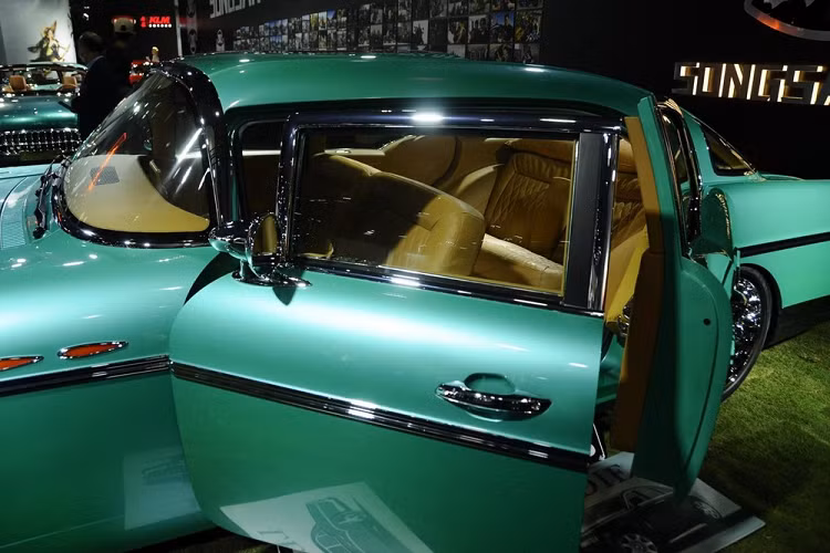 Tổng thể dáng vẻ, các cửa gió, phần trang trí nắp capô xe, cũng như hình dạng của điểm nhấn mạ crôm dọc theo bên sườn của Monterey đều cho thấy rằng nó chủ yếu lấy cảm hứng từ mẫu Buick Roadmaster 1957. Trong khi đó, chi tiết đèn pha hai nòng lại cho thấy ảnh hưởng từ một trong những mẫu xe khác của GM ở cùng thời đại.